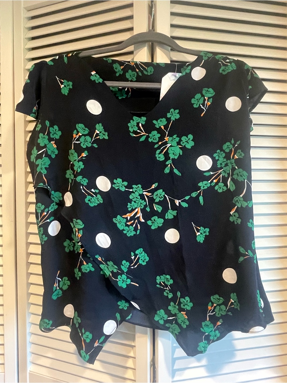 Ayo Collections Women's Navy Floral & Polka Dot V-Neck Blouse Size M